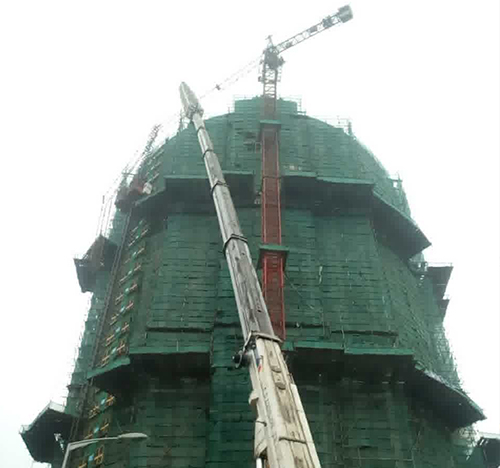 德宏吊车在工地上作业